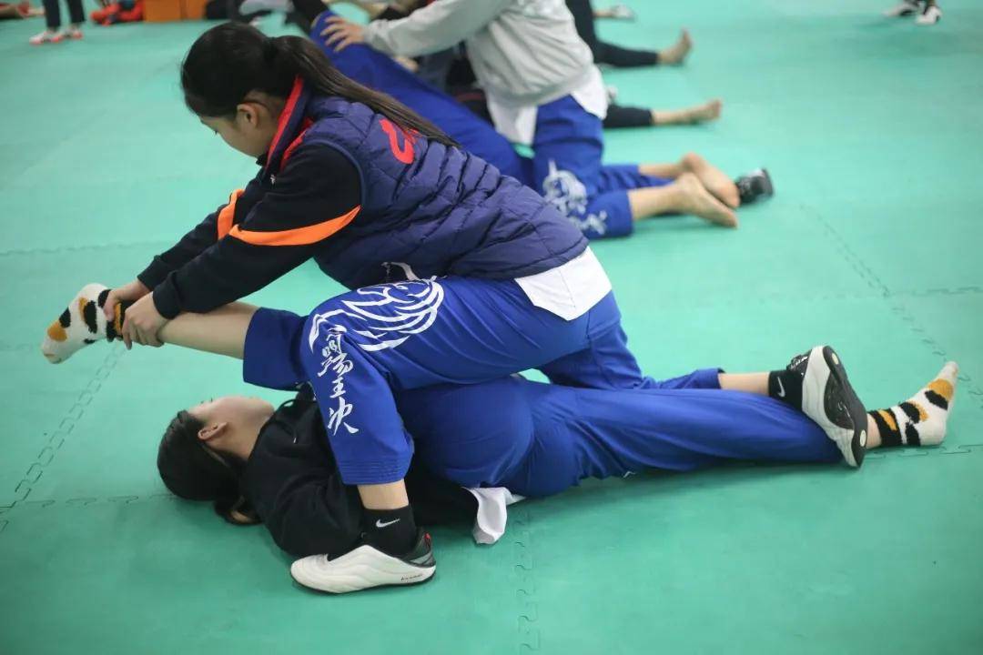 爱游戏中文版-中原雄鲨队火力全开西城山猫队，跆拳道小组赛上演耐力碾压对手！轮换效果显现的简单介绍